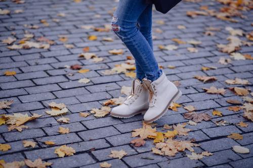 Ősszel is többféle cipőre lehet szükségünk - Kedvenc őszi cipőtrendek – hiszen a cipő is öltöztet.